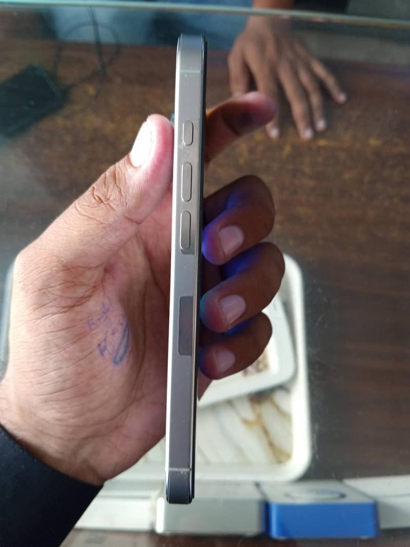 Apple iPhone 16 Pro 2