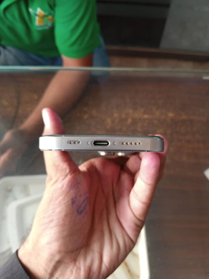 Apple iPhone 16 Pro 3