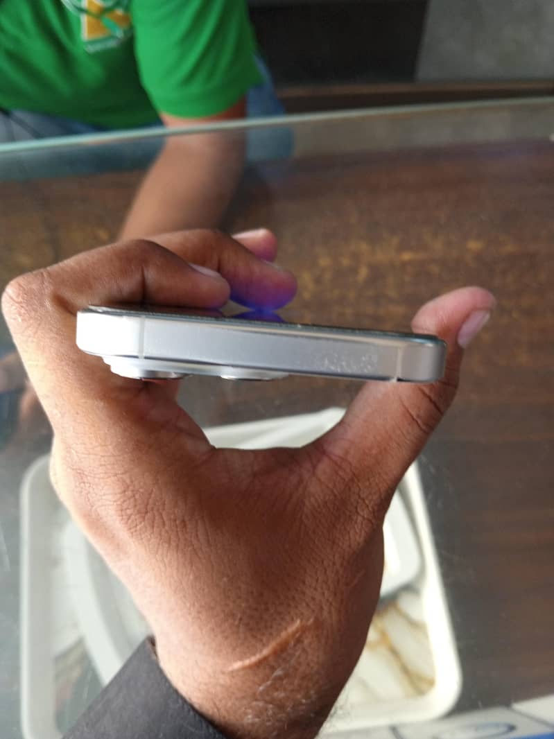 Apple iPhone 16 Pro 4