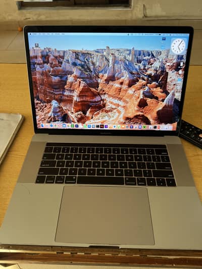 Macbook pro 2019 15.5 ‘ inch Core i9 32Gb RAM 4 gb graphic card