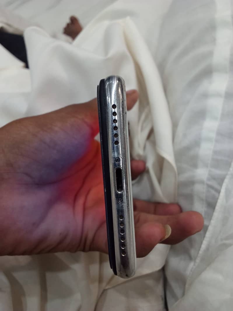 Apple iPhone X 4