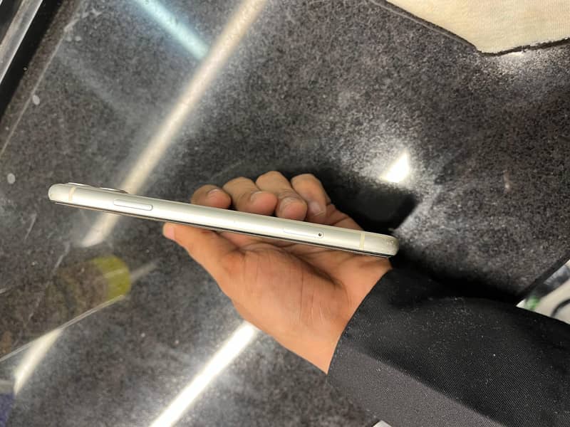 iPhone 11 4