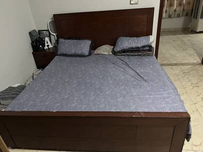Bed with mattress with 2 side tables