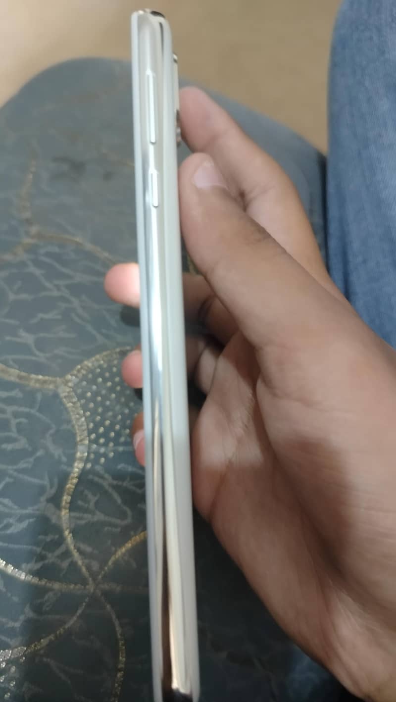 SHARP AQUOS R2 0