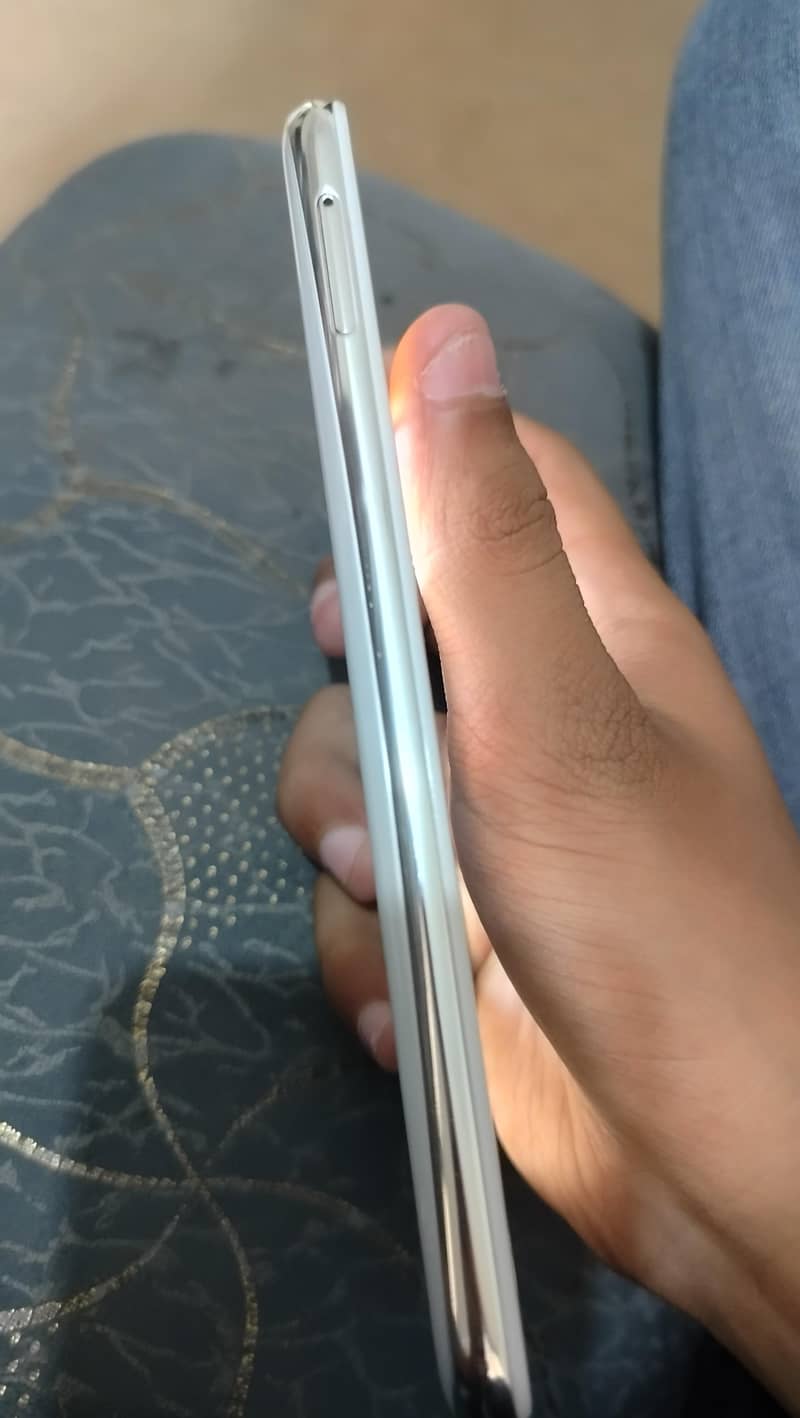 SHARP AQUOS R2 1