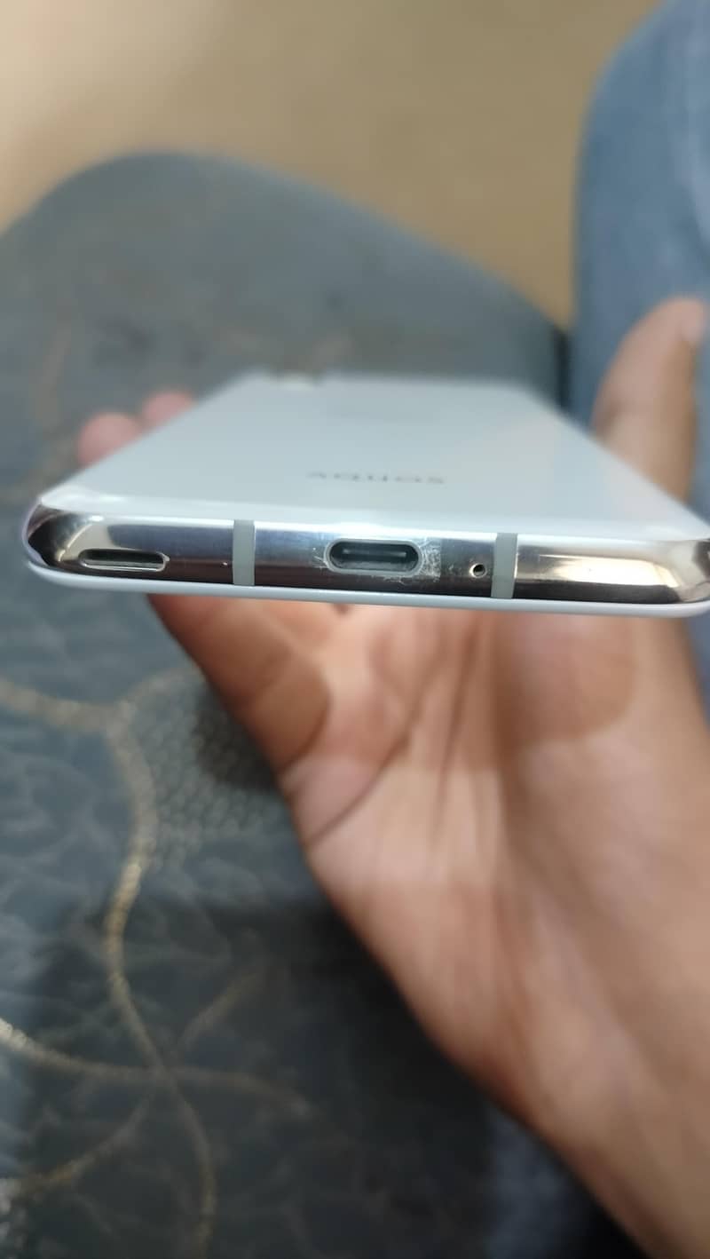 SHARP AQUOS R2 2