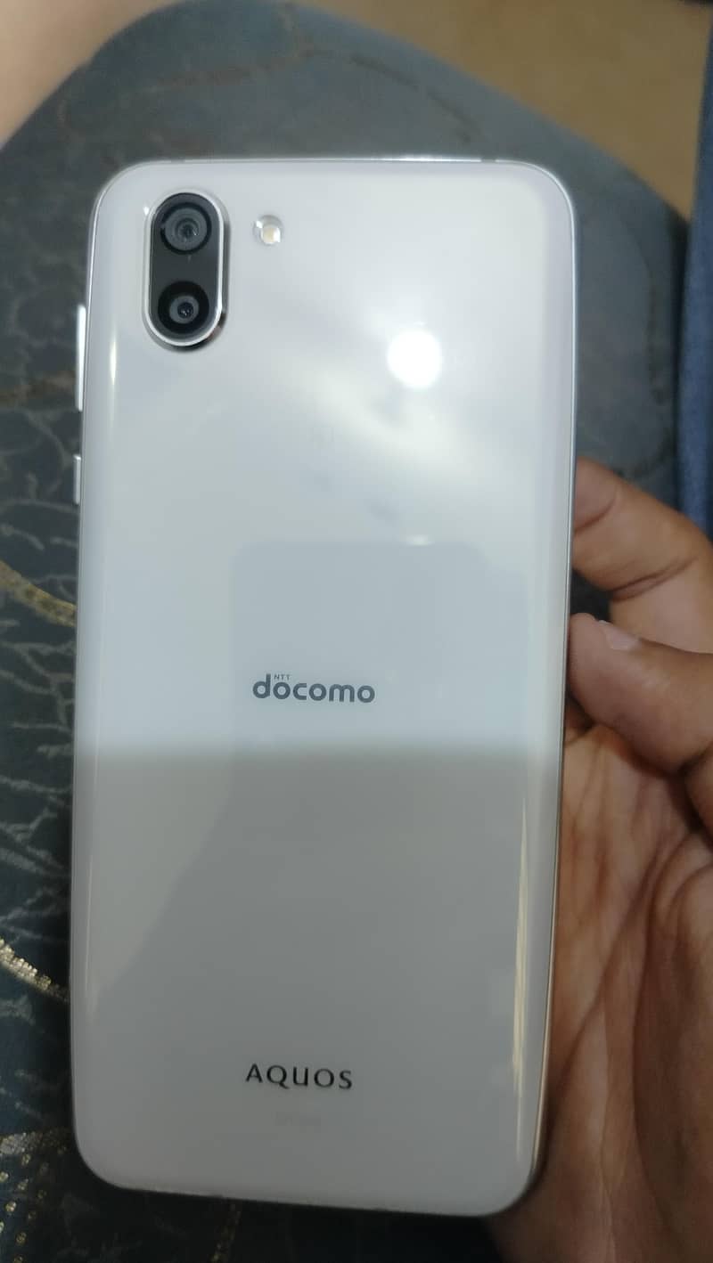 SHARP AQUOS R2 3