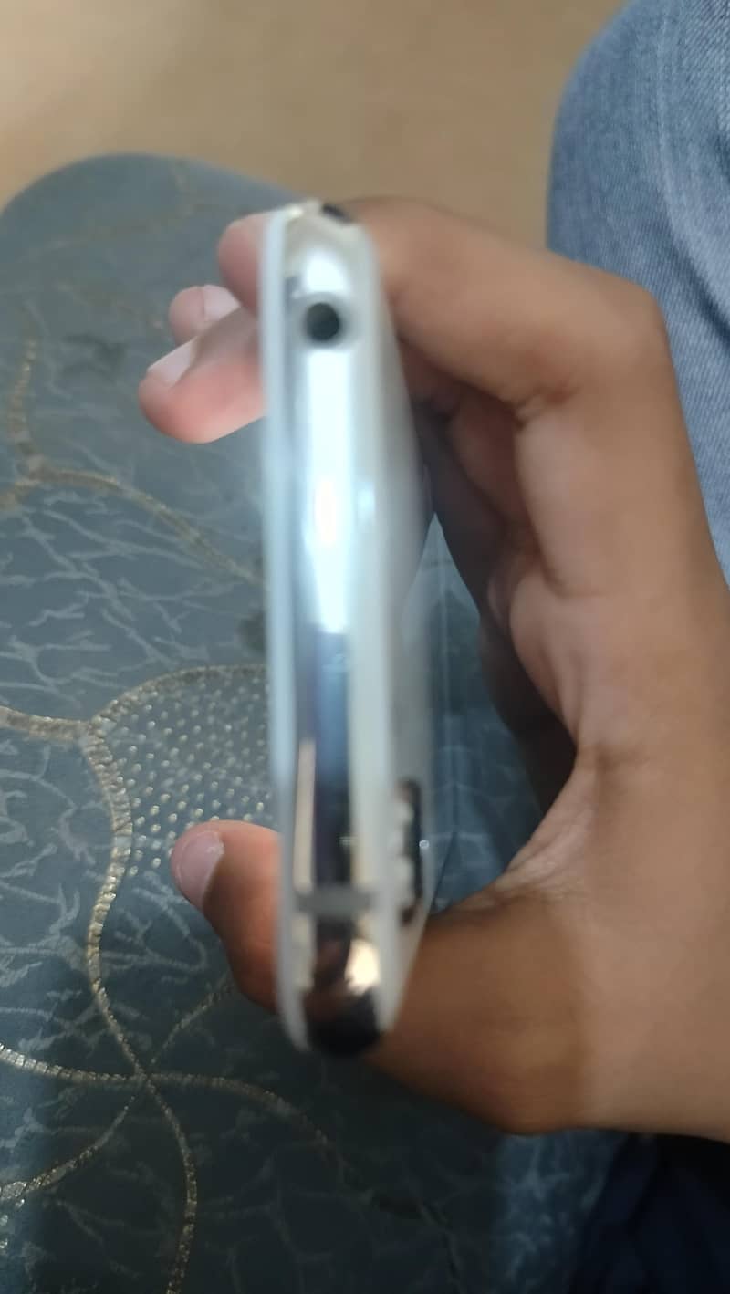SHARP AQUOS R2 4