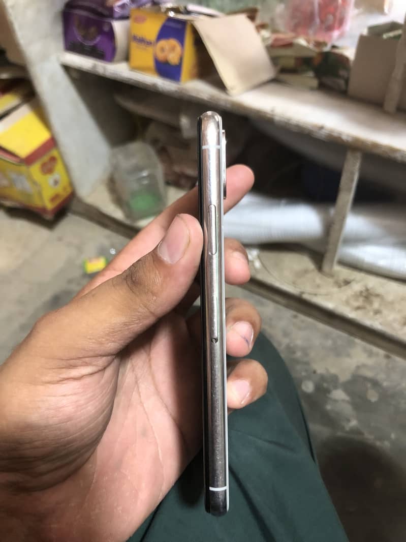 Apple iPhone X 4