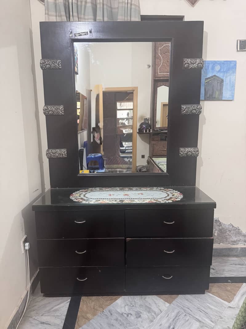 A king size bed and two side tables  and dressing table 3
