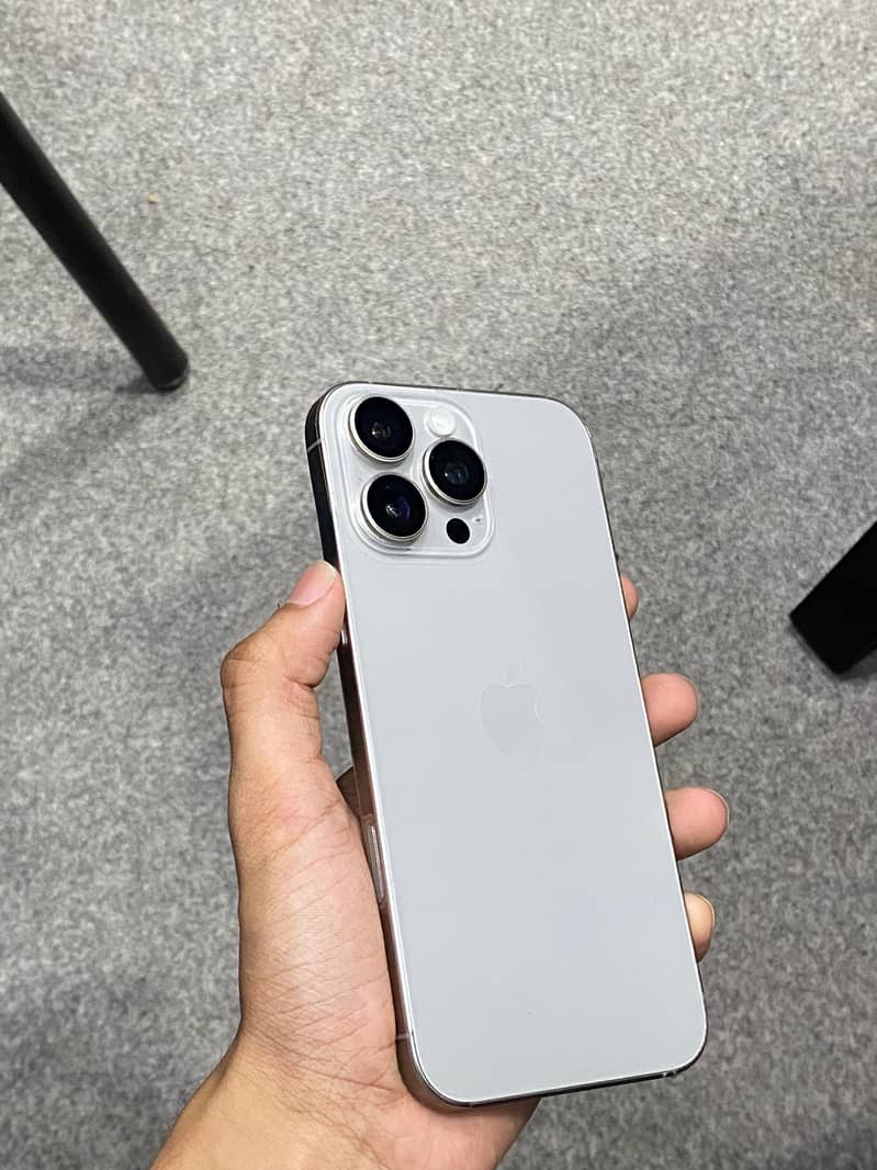 Apple iPhone 16 Pro Max 0