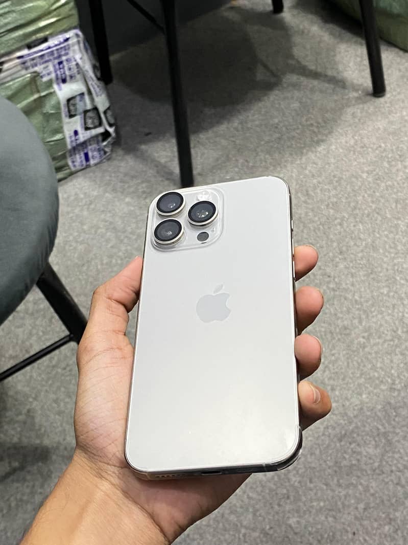 Apple iPhone 16 Pro Max 1