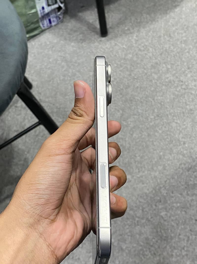 Apple iPhone 16 Pro Max 3