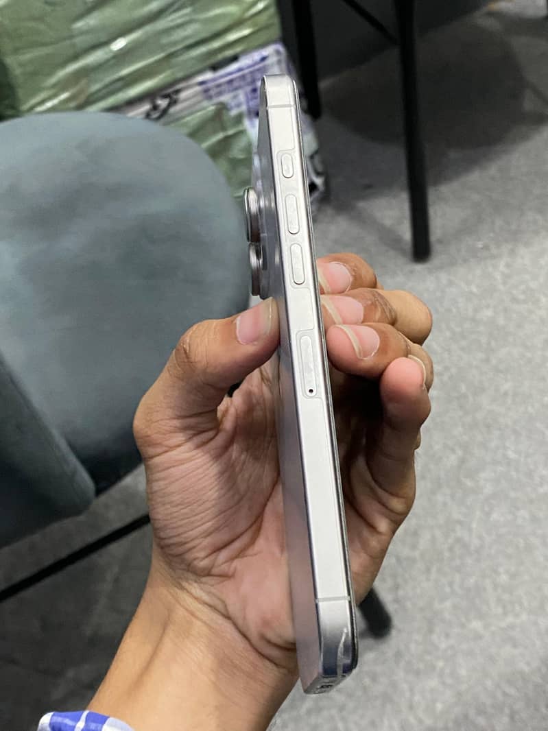 Apple iPhone 16 Pro Max 6
