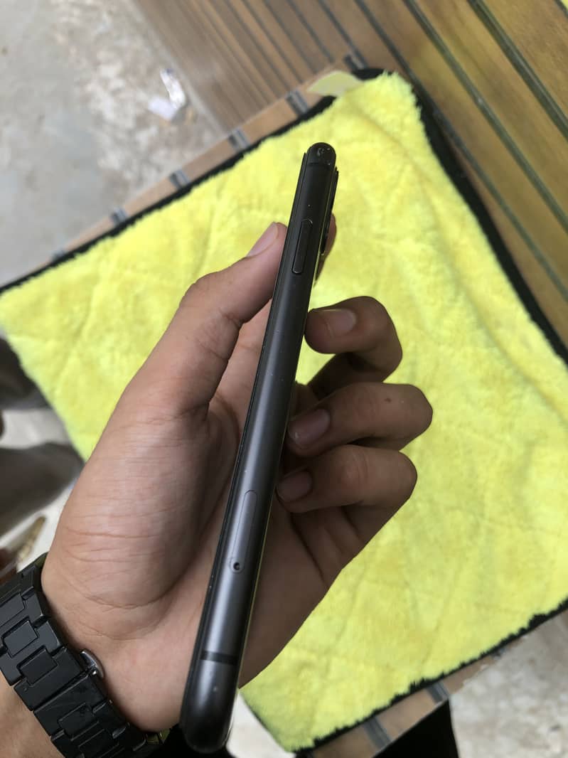 Apple iPhone 11 4