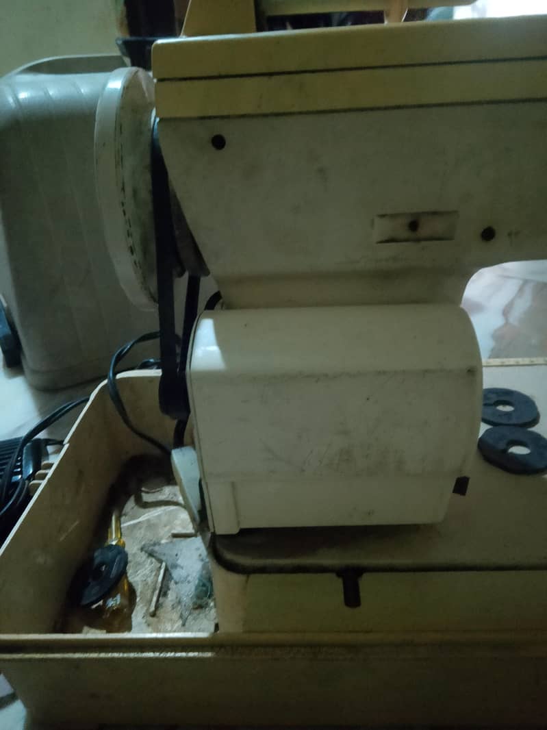 Singer Sewing Machine 4