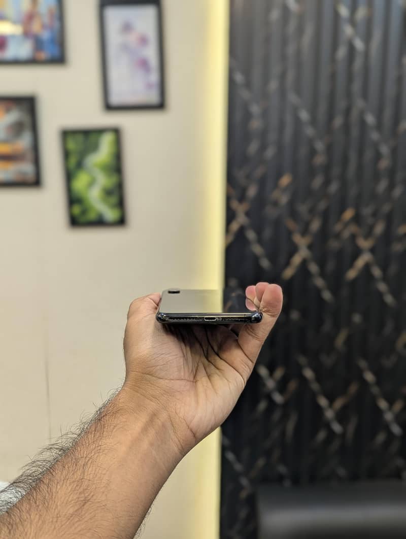 Apple iPhone XS Max 4