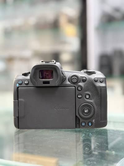 Canon EoS 5R with 35mm f1.4 Lens