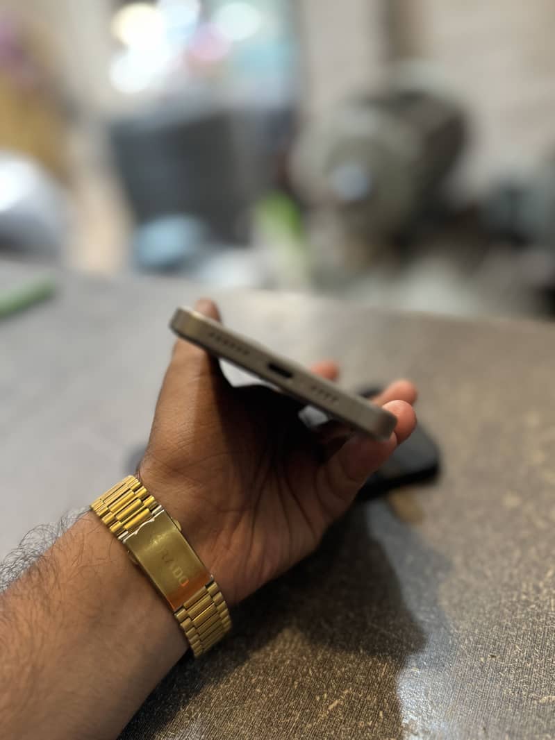 Apple iPhone 15 Pro Max 4