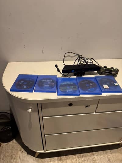 Original PS4 Controller + 5 PS4 Games