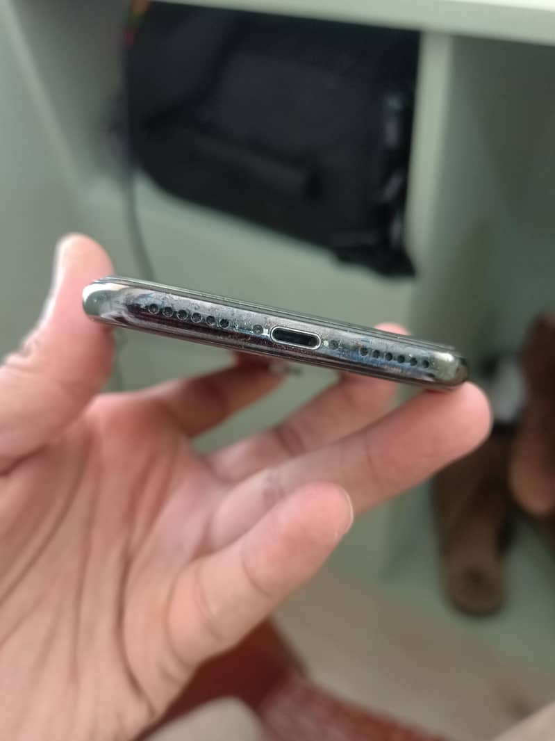 Apple iPhone X 4