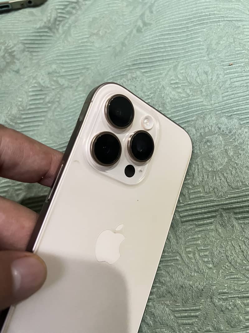 Apple iPhone 16 Pro 0
