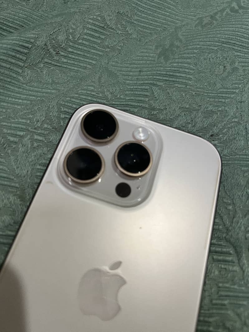 Apple iPhone 16 Pro 3
