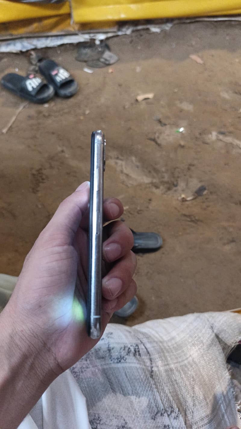 Apple iPhone X 4