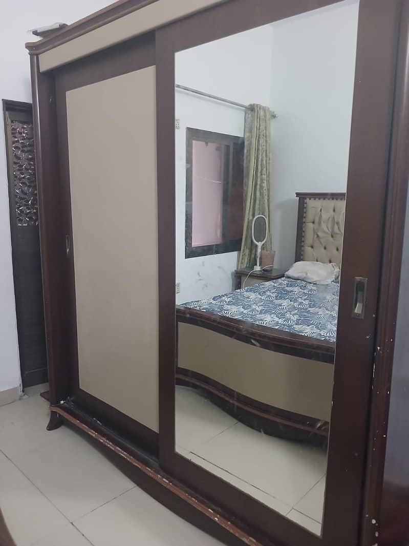 bed,wardrobe plus 1 side table 0