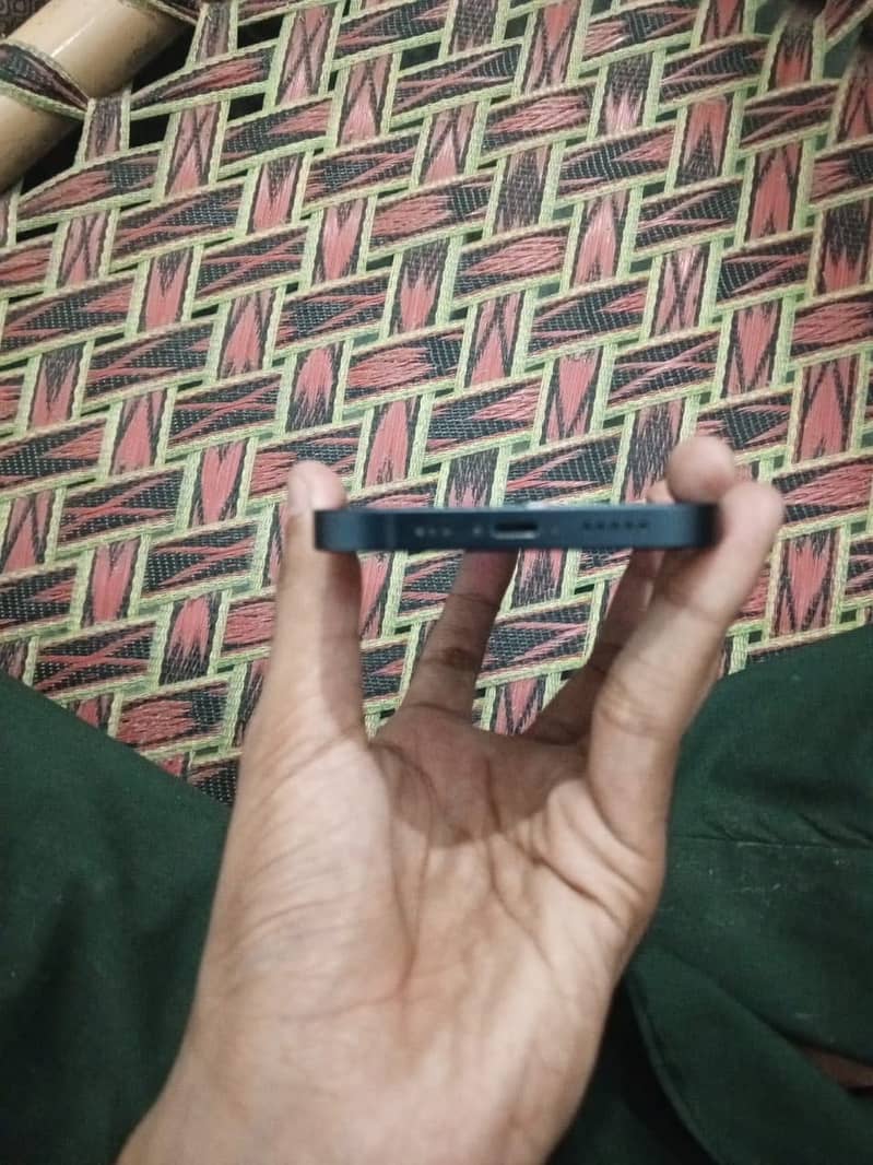 Apple iPhone 13 4