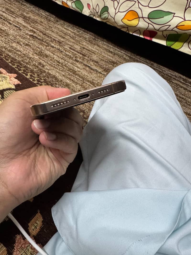 Apple iPhone 16 Pro Max 6