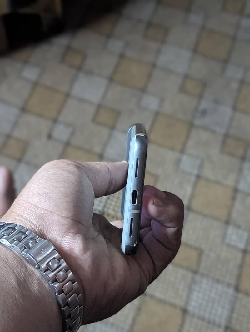 Google Pixel 8 4
