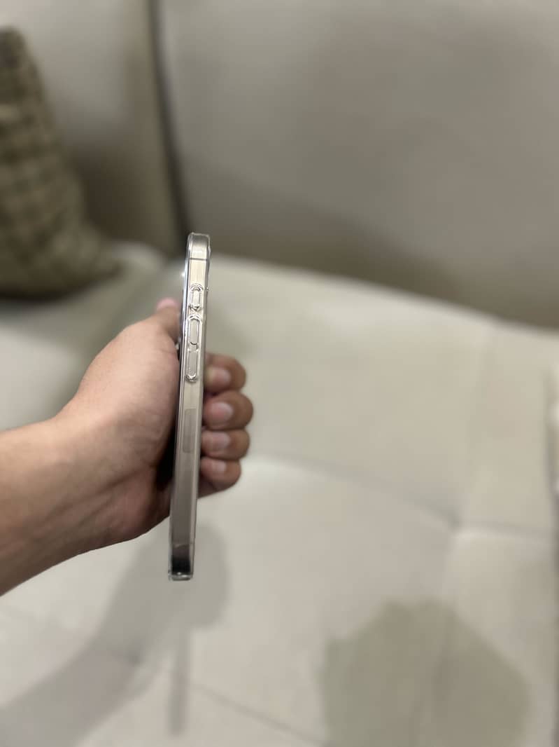 Apple iPhone 16 Pro 0