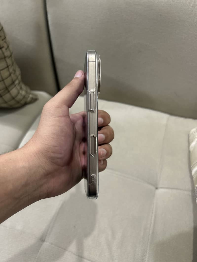 Apple iPhone 16 Pro 3