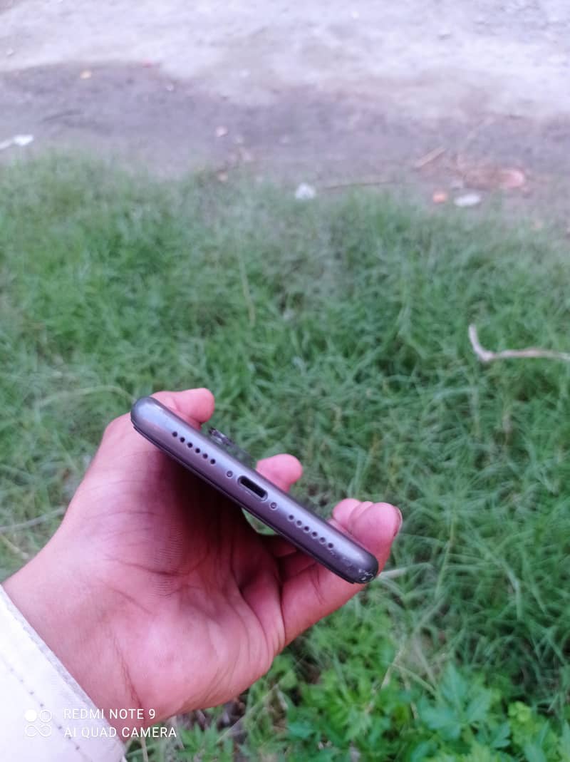 Apple iPhone 11 4
