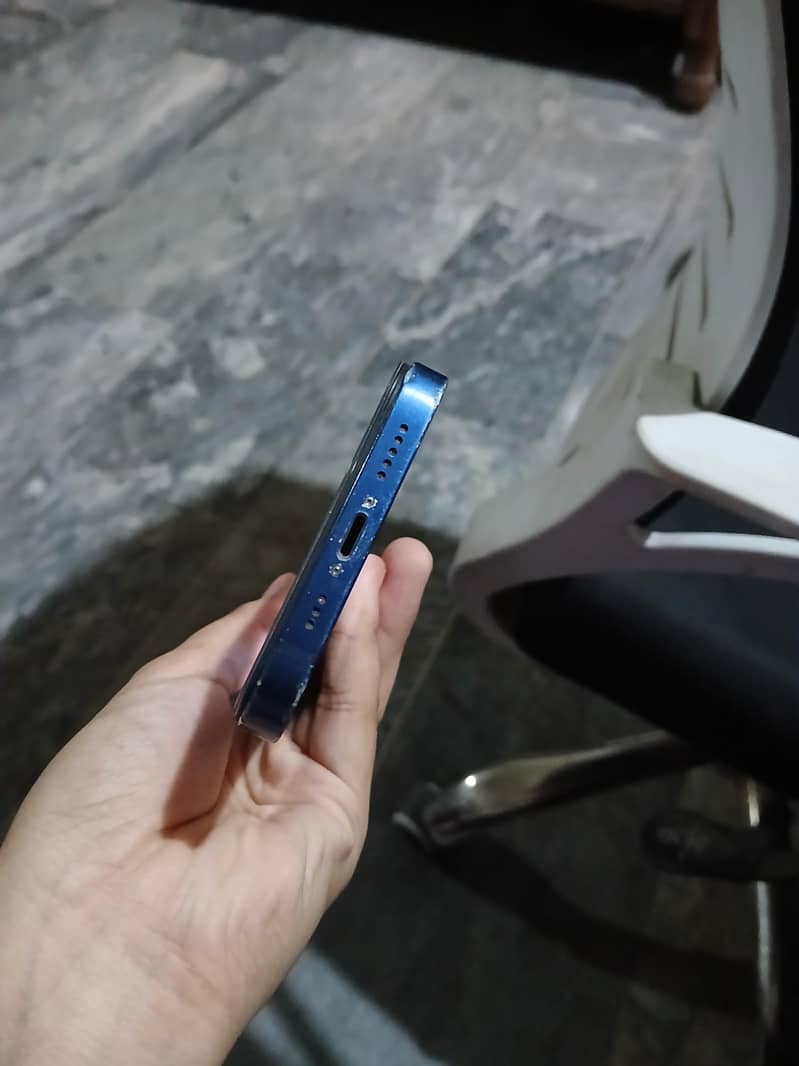 Apple iPhone 12 4