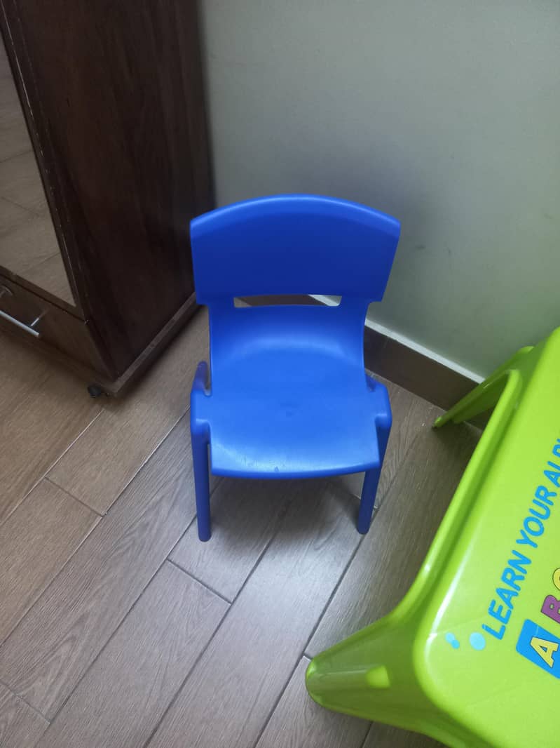 table with 2 chairs 2