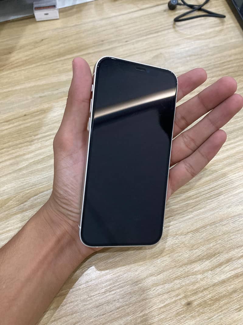 Apple iPhone 12 4