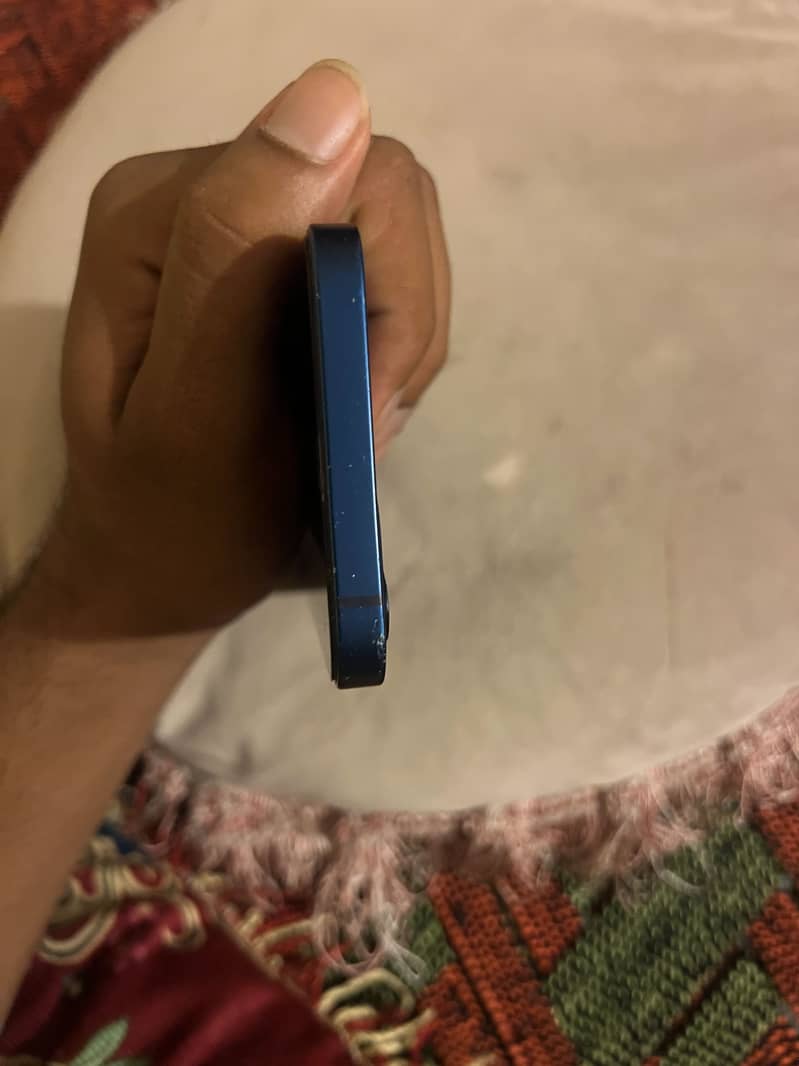 Apple iPhone 12 4
