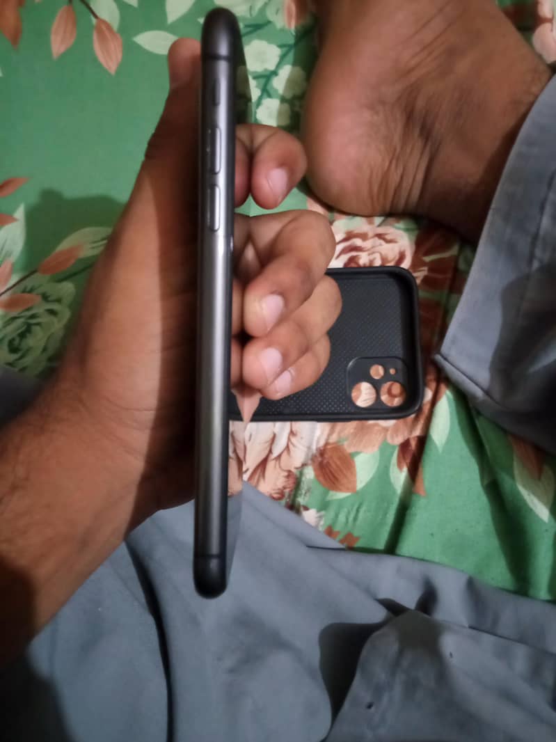 Apple iPhone 11 4