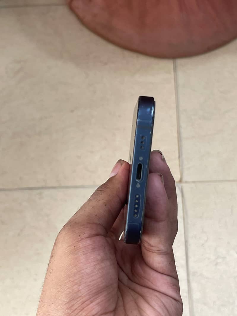 Apple iPhone 12 4