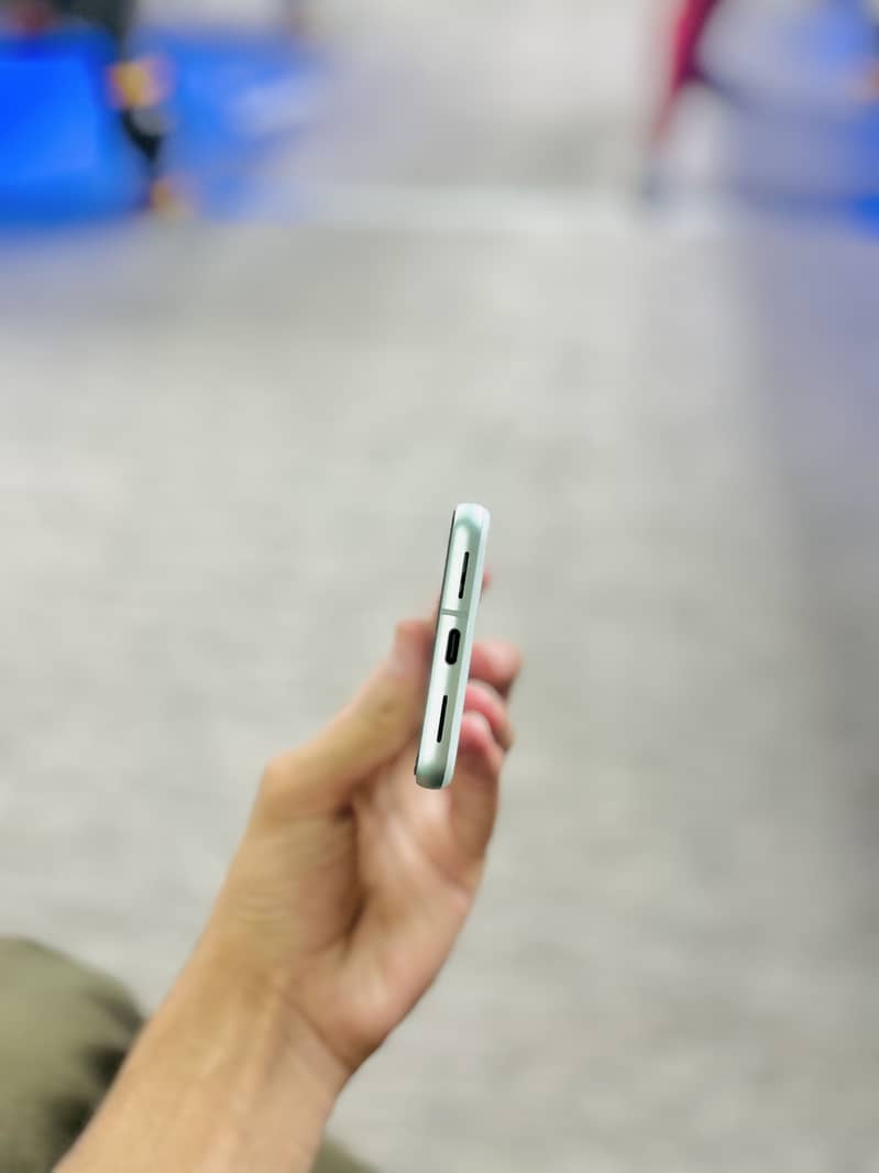 Google Pixel 8 4