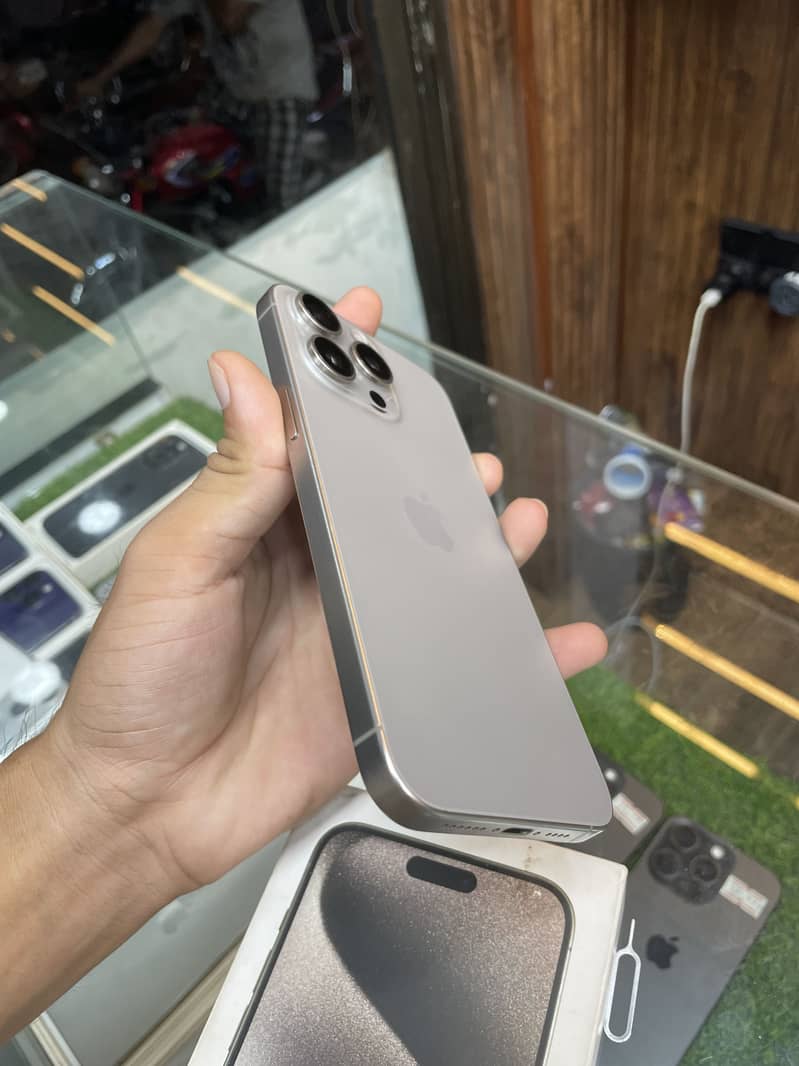 Apple iPhone 15 Pro Max 0