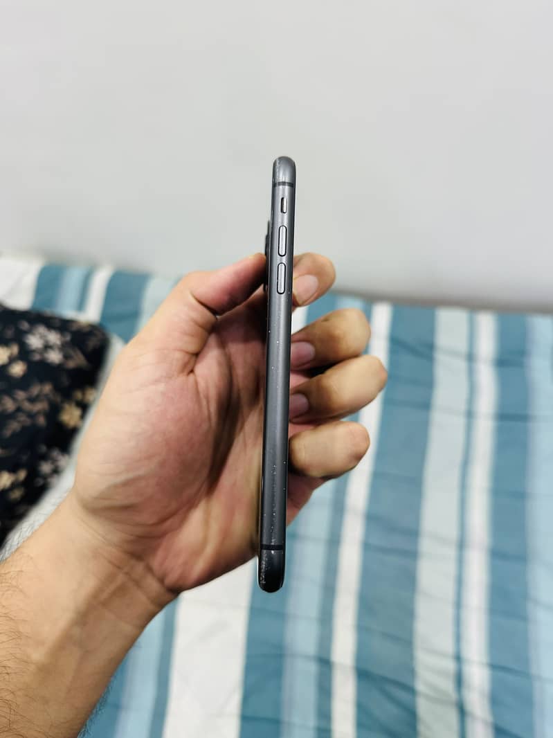 Apple iPhone 11 4