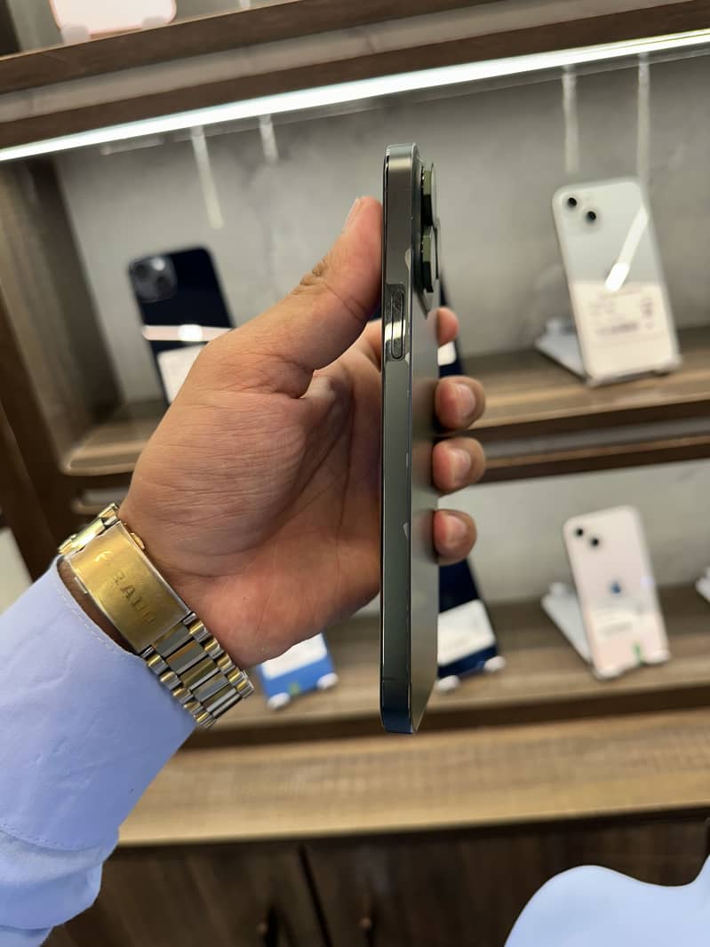 Apple iPhone 13 Pro Max 4