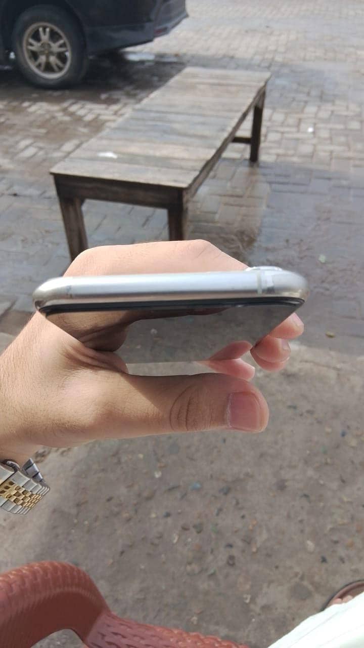 Apple iPhone 11 Pro 4
