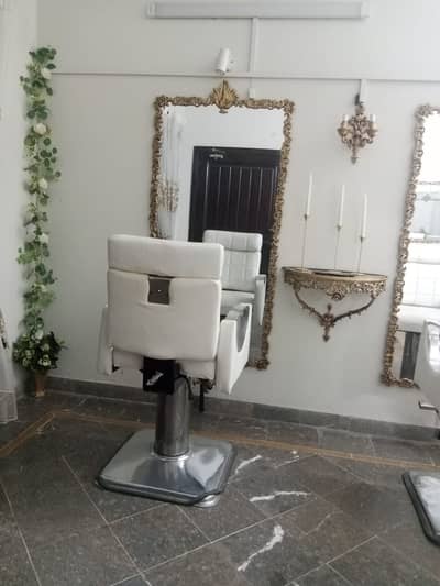 White Hydraulic Salon Makeup Chair | 22k per Beauty Parlour Chair
