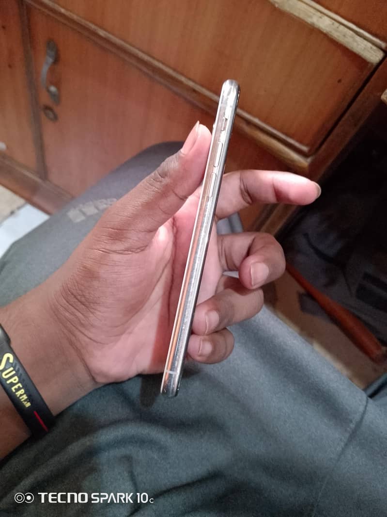Apple iPhone X 4