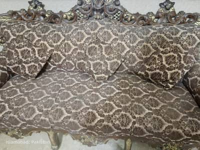 Chinyoti 7 Seater Sofa set for sale with Table.