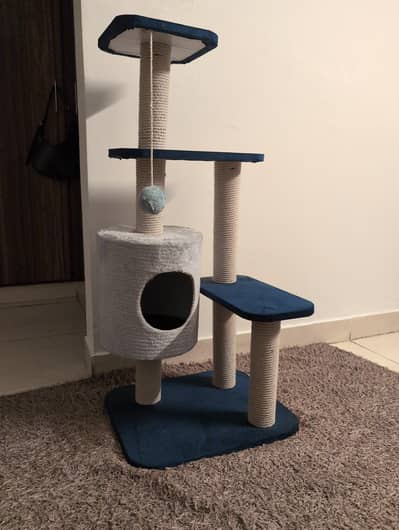 Cat Tree House / Cat Scratching Post with Tunnel – Good Condition